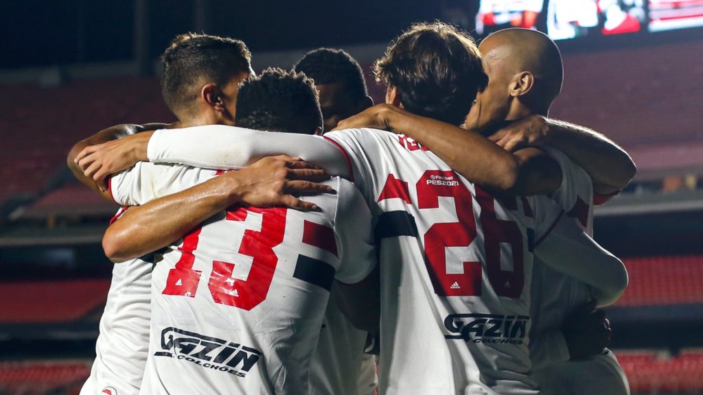 Jogadores do São Paulo comemoram gol contra o Rentistas