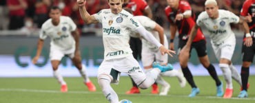 Raphael Veiga empatou de pênalti (Foto: Cesar Greco/Palmeiras)