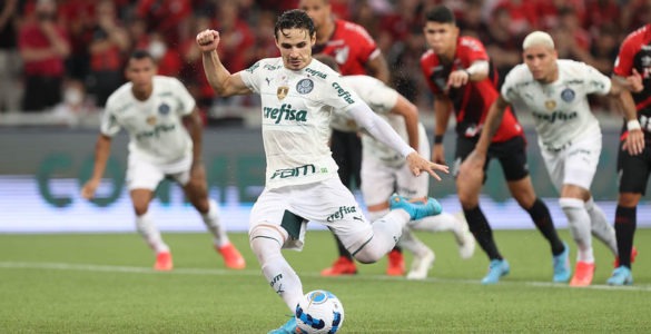Raphael Veiga empatou de pênalti (Foto: Cesar Greco/Palmeiras)