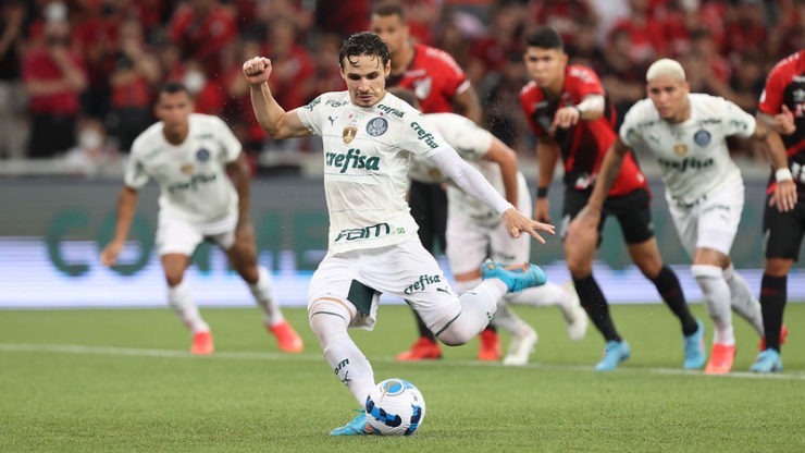 Raphael Veiga empatou de pênalti (Foto: Cesar Greco/Palmeiras)