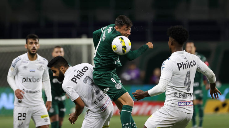 Palmeiras vence Santos com um a menos no Allianz