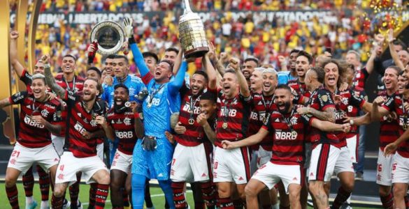 Flamengo ergue a taça em Guayaquil (Gilvan de Souza/Flamengo)